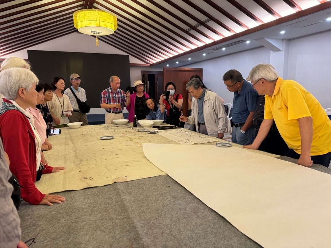 指導學生繪製合作畫